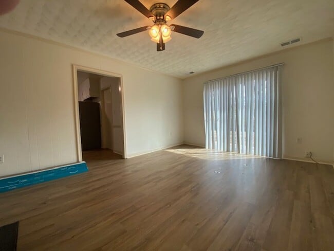 Foto del edificio - Rama Rd area -Updated 3 bed,2 bath ranch fence in cul-de-sac