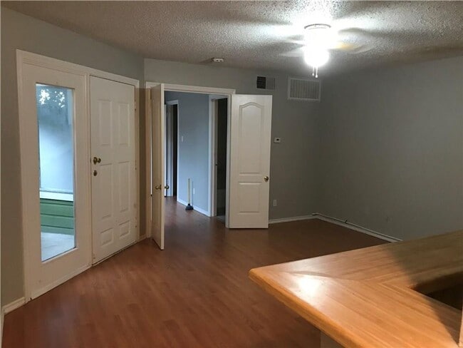 Foto del edificio - Excellent condo in Walnut with open floor ...