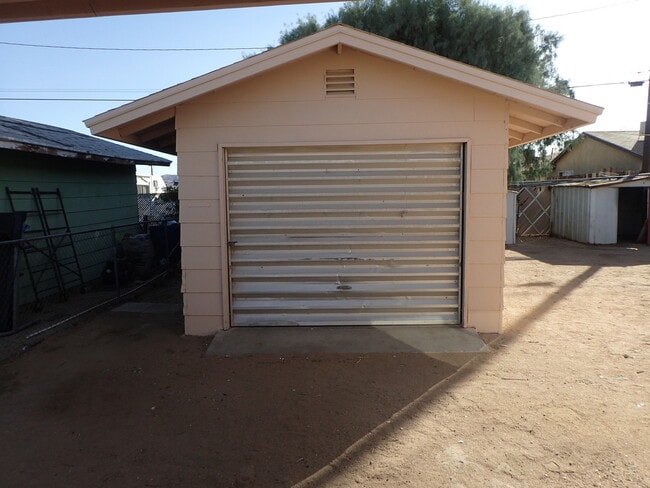 Building Photo - Gated 3 Bed/1 Bath With Big Backyard