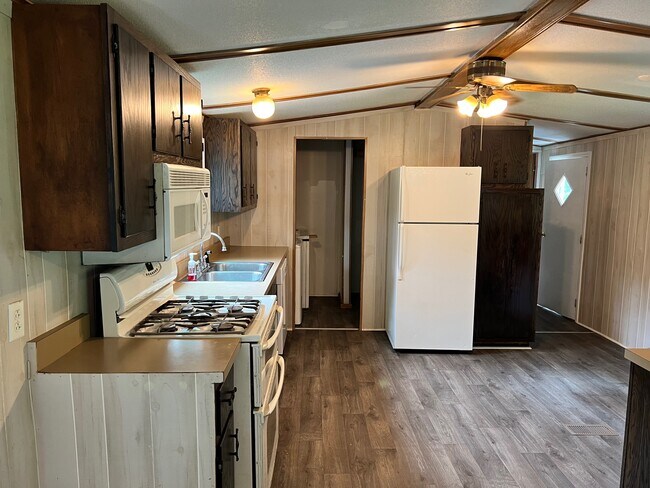 Cocina con lavadero adyacente - 746 Pony Farm Rd