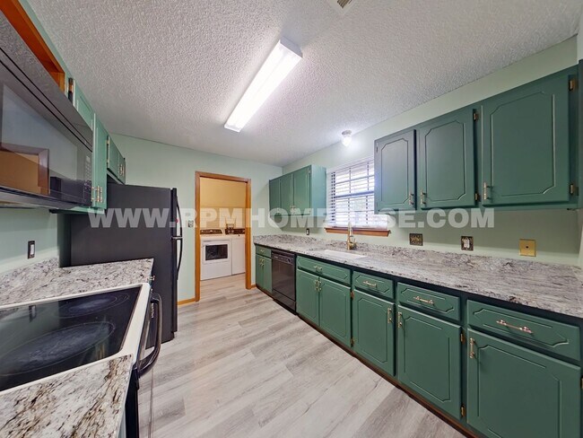 Foto del edificio - Move-In Special | Charming 3-Bedroom Corner Lot Home with Spacious Backyard and Convenient Location