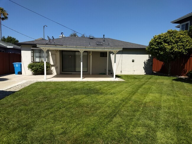 Building Photo - 3968 Martin Dr