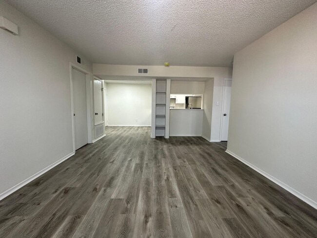 Building Photo - 410 Oakwood Ave