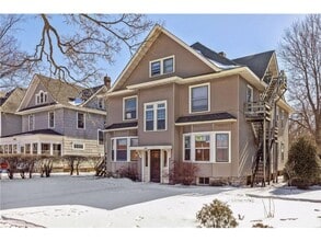 Building Photo - 1862 Roblyn Ave