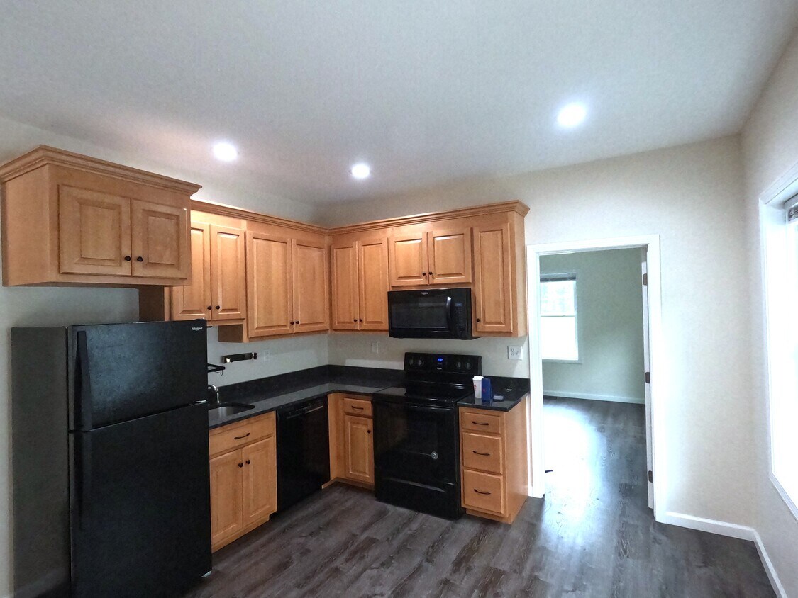 Foto principal - 563 Burritt St