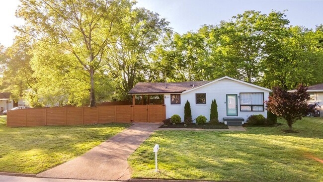 Foto del edificio - **ABSOLUTELY STUNNING TOP-TO-BOTTOM RENOVA...