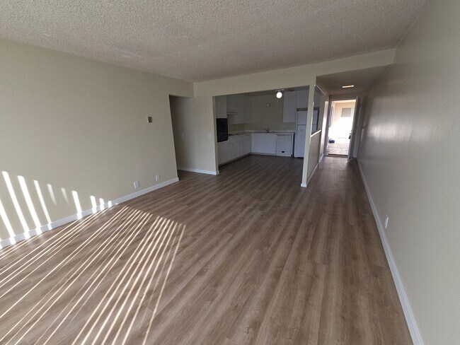 Foto del edificio - Mid Town Ventura 2 Bedroom 2 Bath Upstairs Corner Unit Apartment
