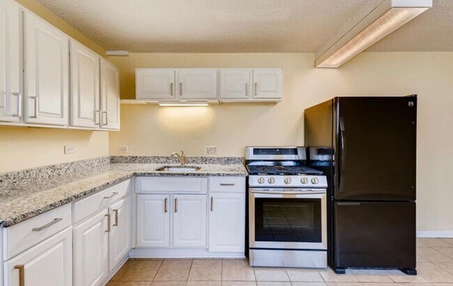 Foto del edificio - 5400 W Foster Ave
