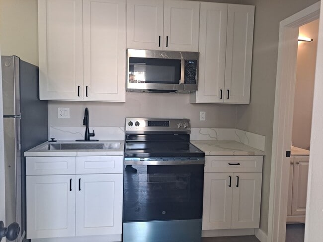 Foto del edificio - Pacific Beach STUDIO near crown pointpartment - Hardwood Flooring,  Washer/Dryer on Site