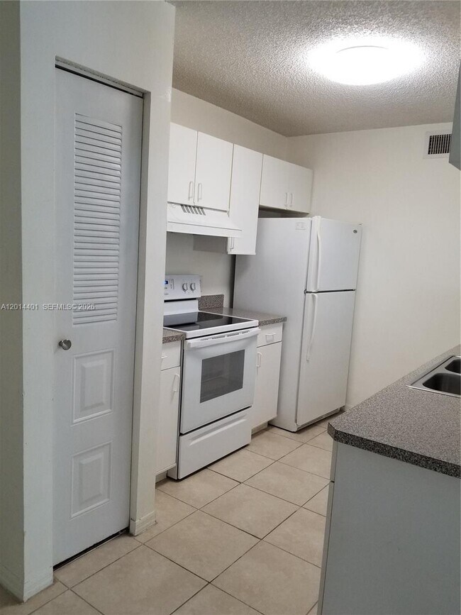 Foto del edificio - 470 S Park Rd