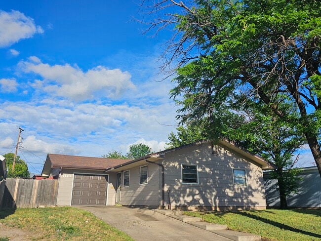 Building Photo - 1116 Elmore St