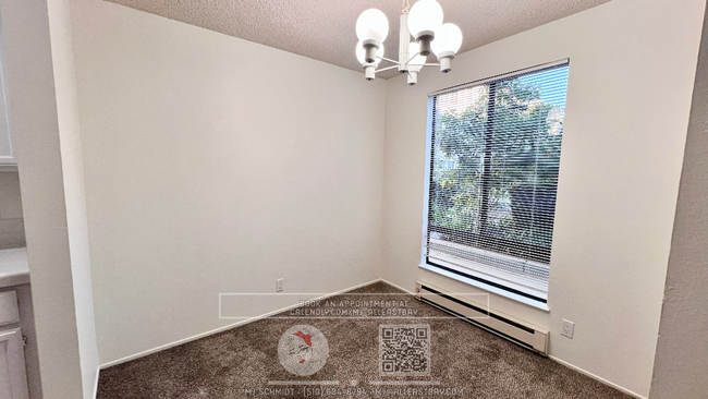 Building Photo - Large 1 bedroom with courtyard view includ...
