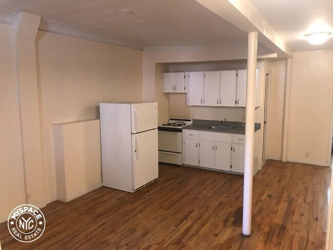 Building Photo - 144 Huntington St