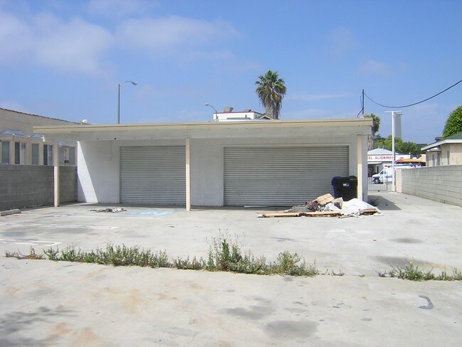 Building Photo - 511 N La Brea Ave