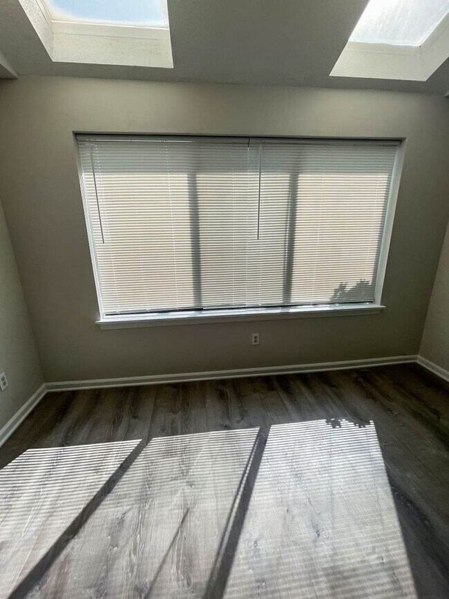 Foto del edificio - 1 Bed Condo w/ Laundry and Parking