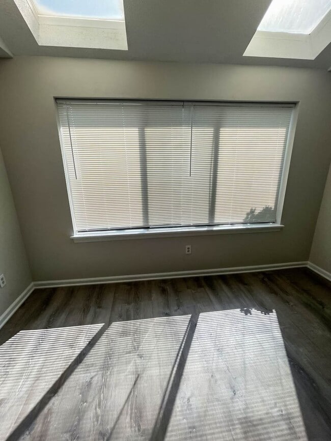 Building Photo - Elegant 1 Bedroom APT.