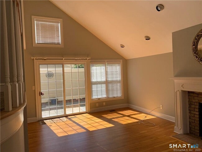 Building Photo - 20 Darien Cl