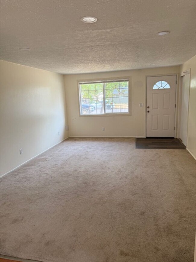 Foto del edificio - Spacious 4-Bedroom Duplex Near Westfield Mall