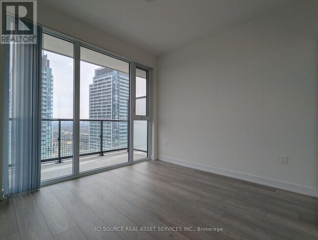 Photo du bâtiment - 5858 Yonge St