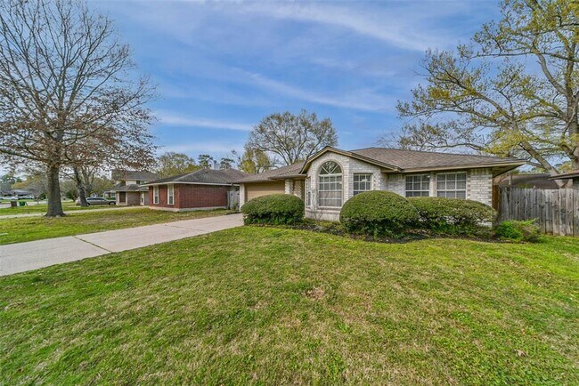 Foto del edificio - 2511 Pine Cone Dr