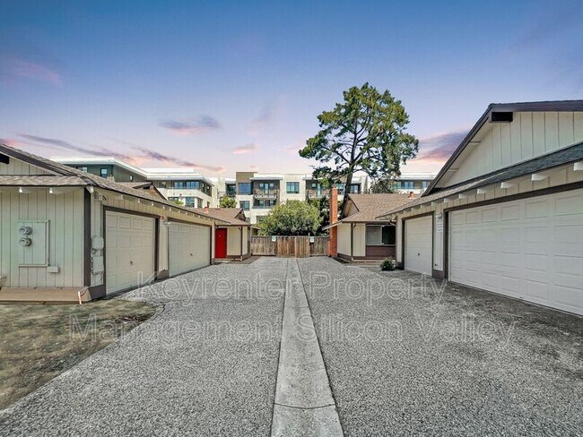 Building Photo - 935 Miramonte Ave