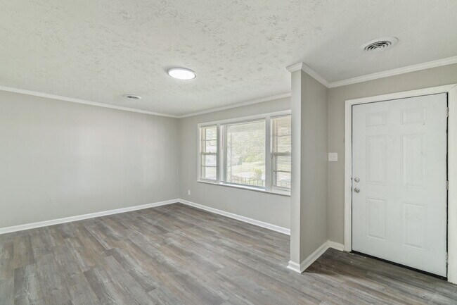 Building Photo - 3040 Woodbine Ave