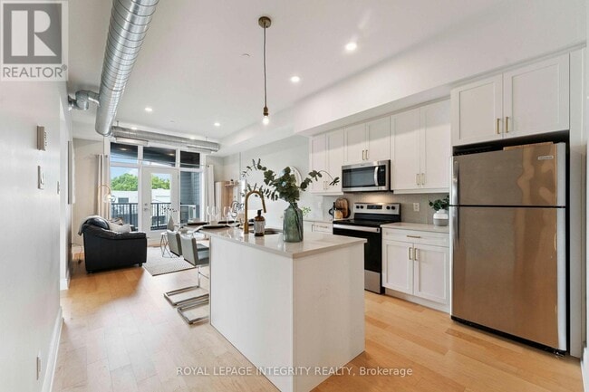 Building Photo - 101-101 Pinhey St
