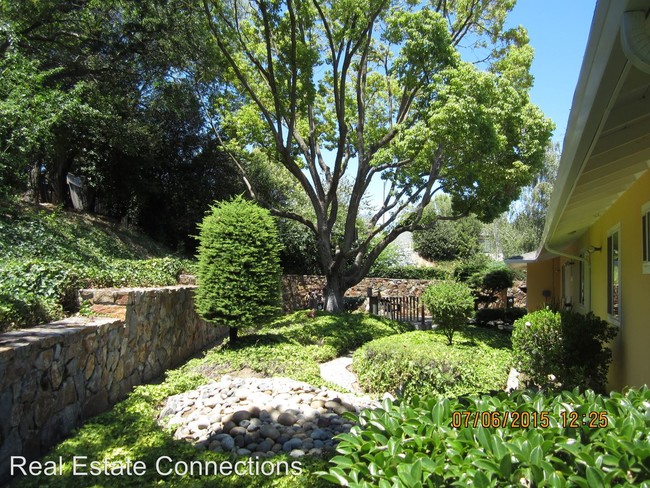 Building Photo - 3 br, 1.5 bath House - 5924 Vista Loop