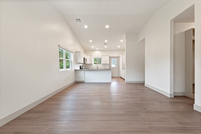 Building Photo - 123 S 200th E Ave