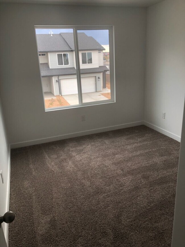 Foto del edificio - Comfortable and Spacious 4-Bedroom Townhome in Cedar City!