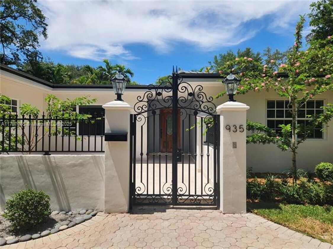 Primary Photo - 935 Alfonso Ave
