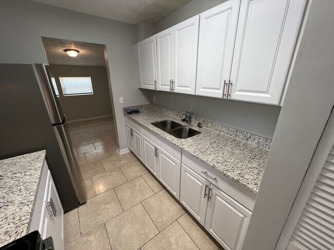 Building Photo - 6928 Red Robin Dr