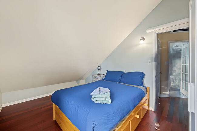 Building Photo - 261 Rue Merry S