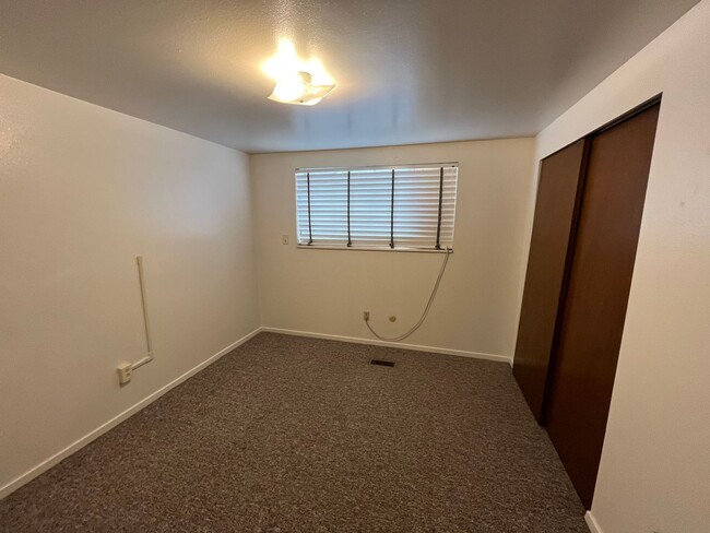 Building Photo - Cute apartment in Provo.