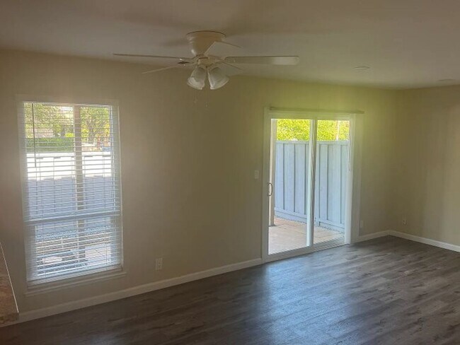 Foto del edificio - Lovely and Updated 2 Bedroom Beauty in Ple...