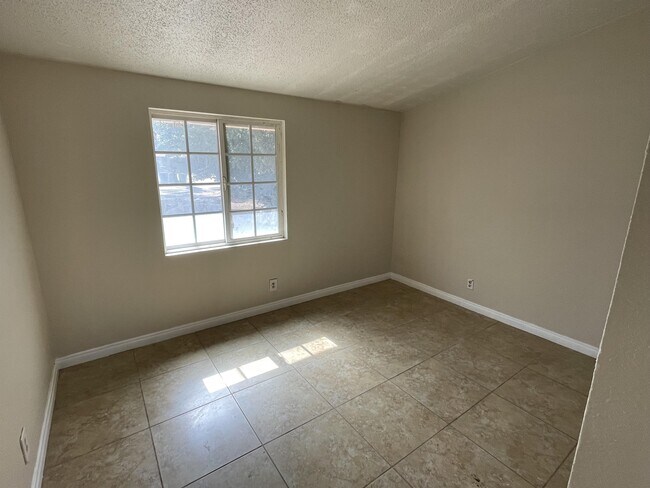 Building Photo - 6680 La Jolla Dr