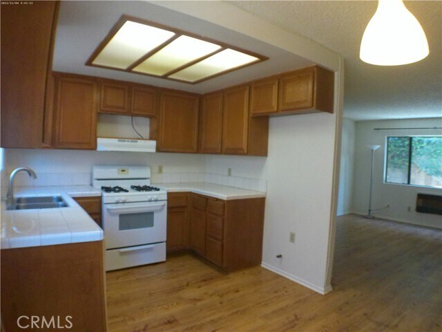 Foto del edificio - 835 W 25th St