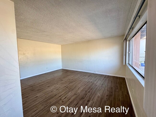 Building Photo - Charming 2-Bedroom Home with Expansive Out...