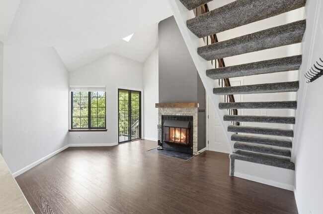 Foto del edificio - $1,945.95- 1 Bed, 1 Bath Updated Lofted Condo in Boulder with Central AC and In-Unit Laundry!