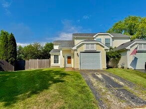 Building Photo - 10 Rugby Ct