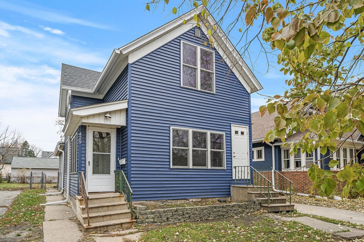 Foto principal - Newly Renovated 3 Bed 2 Bath Home in St Paul