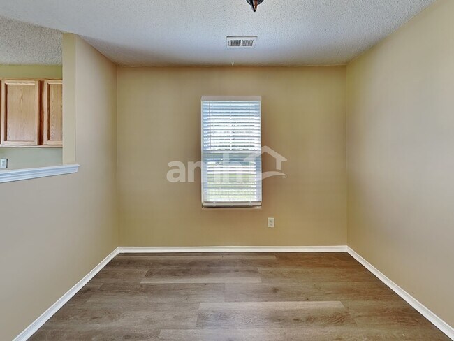 Foto del edificio - 3004 Van Dorn Rd
