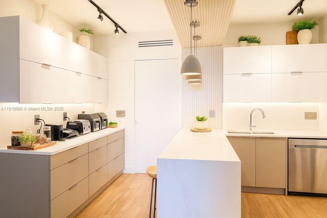 Foto del edificio - 711 Crandon Blvd