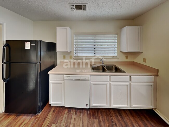 Foto del edificio - 8931 Kenton Briar