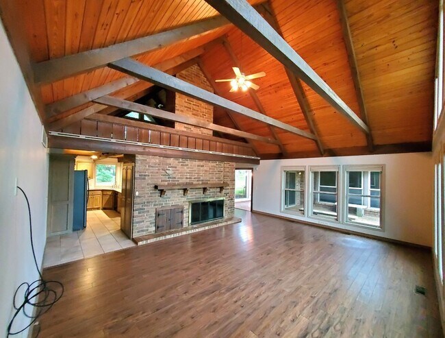 Building Photo - 2 Bed 2.5 Bath Plus Loft 2 Car Garage Plus...