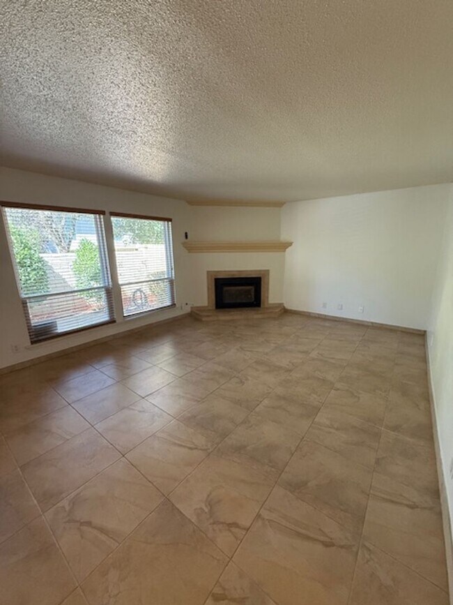 Foto del edificio - Beautiful 2 bedroom 2.5 bathroom with two ...