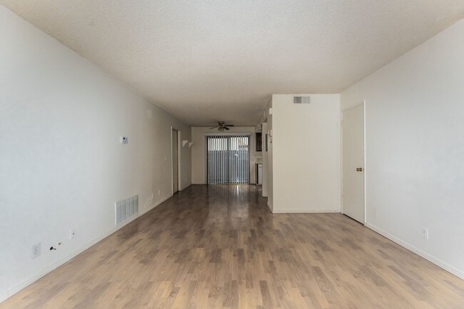 Building Photo - 2 Bedroom 1.5 in tucked away NW location w...