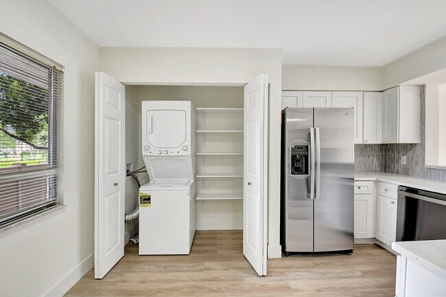 Foto del edificio - 14360 Strathmore Ln