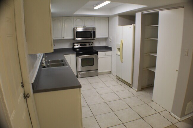 Building Photo - 855 Lyndhurst St