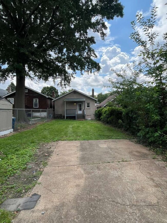Building Photo - "Charming 2-Bedroom Retreat with Wood Floors with Basement!"
